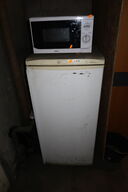 Køleskab samt mikrobølgeovn