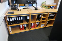 3 stk. hæve/sænke skrivebord, kontorstol, 4 stk. jalousiskabe