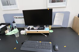 Computerskærm SAMSUNG S24E450, tastatur, mus samt reol med indhold