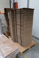 2 stk. paller med papkasser