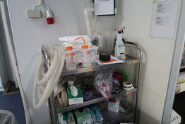 Opbevaringsvogn med indhold