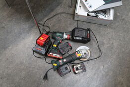 2 stk. akku håndværktøj BOSCH med 5 stk. batterier og 2 stk. ladere