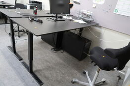 El. hæve/sænke skrivebord uden indhold samt skuffemodul