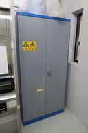 Stålskab med indhold