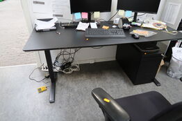 El. hæve/sænke skrivebord uden indhold samt skuffemodul