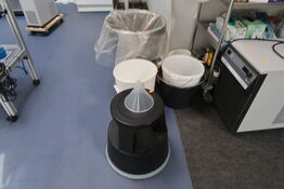 Elefantfod, skraldespand samt div. Spande