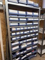 Stålreol med bolte, møtrikker m.m.