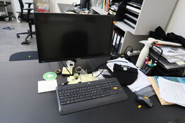 Computerskærm SAMSUNG S24E450, tastatur, mus, dockingstation DELL