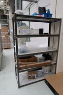 Lagerreol med indhold