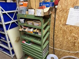 Stålreol med diverse skruer, søm m.m.