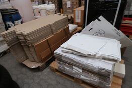 2 stk. paller med papkasser