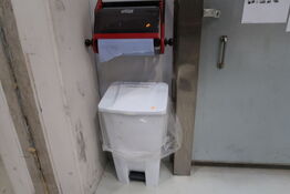 Skraldespand samt papirafruller