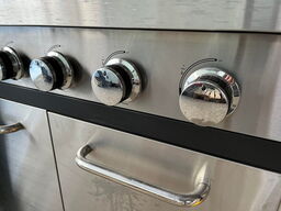 Stor gasgrill med gasflaske