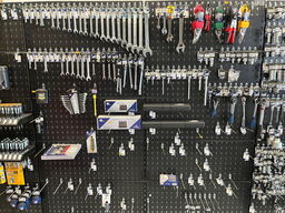 Fastnøgler og værktøj