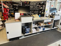 Desk med kasseapperat, PC og monitor