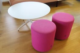 2 stk. Puf. Mrk: Johanson & loungebord.