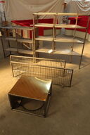 2 stk. vægreoler + 2 stk. trådnetshylder + 1 stk. loungebord, industrielt design