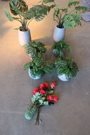 6 stk. kunstige stueplanter i hvide krukker + 7 stk. kunstige rosenstilke