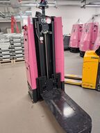 To transportrobotter og en lader E&K AUTOMATION ECO L03