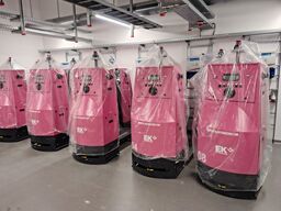 To transportrobotter og en lader E&K AUTOMATION ECO L03