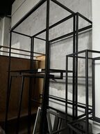 Tøj stativ - En lang væg monteret tøj / hylde stativ