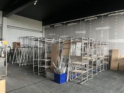 tøj stativ med hylder - Blandet materialer i aluminum, krydsfiner og mdf,