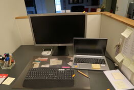 Bærbarcomputer HP ELITEBOOK med computerskærm, tastatur og mus