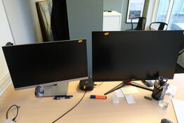 2 stk. computerskærme HP, AOC Q27G2U, dockingstation m.m.