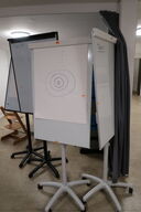 2 stk. whiteboards på stativer