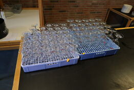 2 stk. opvaskebakker med div. Ølglas