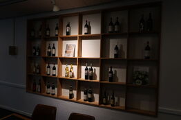 Div. Vinflasker samt bøger m.m.