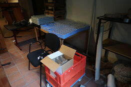 Opbevaringsvogn, div. Opvaskebakker med div. Glas, bord, bænk m.m.