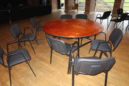 Foldebord med 8 stk. stabelstole