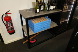 Bord med opvaskebakke til glas samt kabeltromle (vinflasker er åbne)