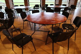 Foldebord med 7 stk. stabelstole