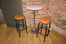 Barbord med 2 stk. barstole