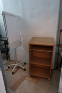 Whiteboard på stativ samt reol