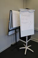 2 stk. whiteboards på stativer