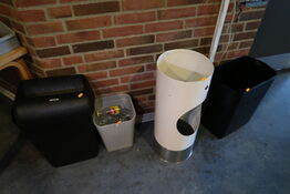 3 stk. skraldespande VIPP m.fl. Samt bord med indhold, 2 stk. stikvogne