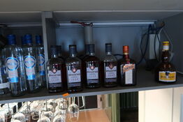 Ca. 50 flasker spiritus (nogle kan være åbne)