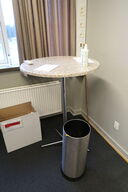 Barbord samt skraldespand