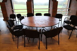 Foldebord med 13 stk. stabelstole