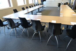 2 stk. foldeborde med 6 stk. mødestole HÅG H05 Visit (3 med armlæn, 3 uden)