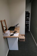 Bord/reol samt brochureholder