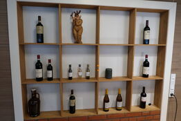 Div. Vinflasker samt skulptur m.m.