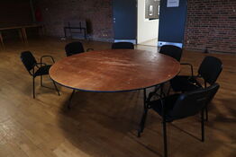 Foldebord med 6 stk. stabelstole