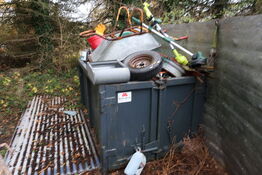 Affaldscontainer med indhold