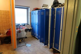 Omklædningsskabe, arbejdstøj, gummistøvler, vaskemaskine MIELE m.m.