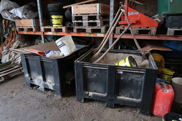 2 stk. plastikpaller med sand m.m.