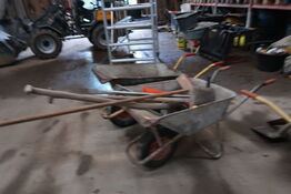 2 stk. trillebør med div. Haveredskaber